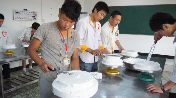 哪家厨师培训学校西点专业的毕业生就业好?_沈阳新东方烹饪学校